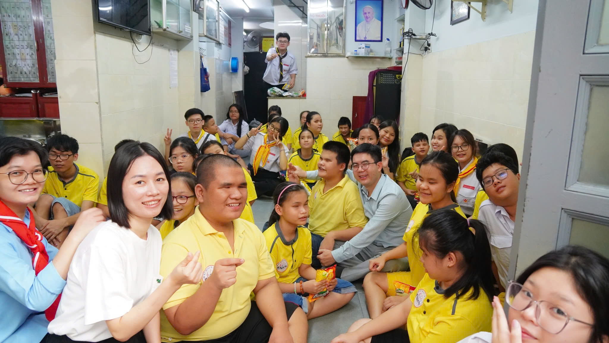 Thiếu nhi  xứ Xóm Lách thăm thiếu nhi tại mái ấm Khiếm Thị Bừng Sáng,